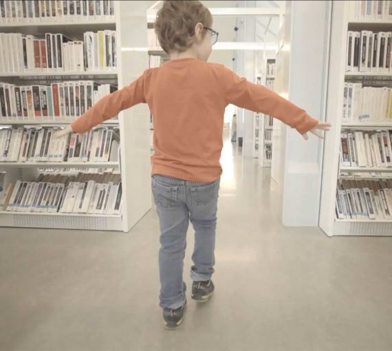 A child at the net-zero library in Varennes, Quebec